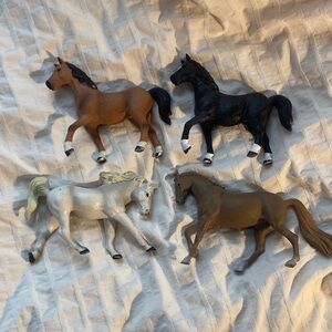 Set of 4 horses